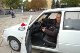 В Николаеве целый десант «регионалов» у здания областной администрации вручал инвалидам машины