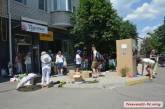 Николаевцы устроили стихийный рынок под магазином организатора митинга за будки и «позвонишки»
