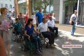 Мэр Сенкевич проехал на инвалидной коляске по центру Николаева. ВИДЕО