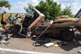 На Николаевщине грузовик зажало между фурами: водителя из искореженного авто доставали спасатели