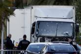 Жестокий теракт в Ницце: в сети появились кадры столкновения грузовика с толпой