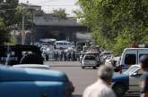 В Армении вооруженные люди захватили здание полиции, требуя отставки власти