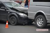 В центре Николаева столкнулись Mercedes и Chevrolet 