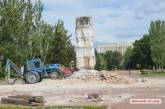 В Николаеве «костяк» постамента под памятником Ленину демонтируют уже вторую неделю