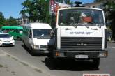 В Николаеве водитель мусоровоза намеренно столкнулся с маршруткой — чтобы проучить
