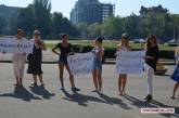 Николаевцы у здания мэрии провели митинг и пикеты под аккомпанемент дудки и ложек