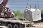 Демонтаж по-николаевски: остатки постамента памятника Ленину сваливают возле Аляудского моста