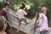 Строительный конфликт в Николаеве: жители ломают забор 
