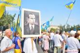Николаев отмечает День независимости на фоне Президента, в вышиванках и с портретом Бандеры