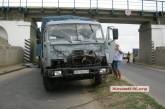 На въезде в Николаев под железнодорожным мостом столкнулись два зерновоза: водитель на ходу выпрыгивал из авто