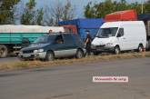 Под Николаевом столкнулись три автомобиля: один человек пострадал