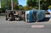 В Николаеве столкнулись микроавтобус и грузовик: оба автомобиля перевернулись