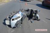 В Николаеве во время аварии мотоциклист пролетел в воздухе 30 метров и врезался головой в сити-лайт автозаправки