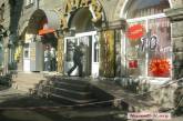 В центре Николаева из-за ремонта балкона пешеходам на голову посыпались камни