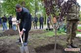 В Николаеве под руководством губернатора Савченко возложили цветы к мемориалам и начали высадку «Аллеи Славы»