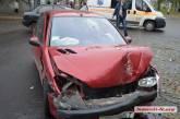 В центре Николаева «Ланос» врезался в Peugeot — пострадавшего водителя увезла скорая