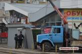 Возле рынка «Колос» начали убирать незаконные будки у трамвайных путей. ФОТО