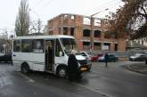 После столкновения с маршруткой в центре Николаева «Жигули» развернуло и «выкинуло» на тротуар