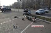 В Николаеве «ВАЗ-2110», после столкновения со Skoda, сбил пешехода и снес светофор
