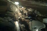 На Николаевщине грузовик "раздавил" ВАЗ: погибшего пассажира доставали спасатели