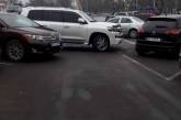 «Припаркован, как контрацептив»: николаевцы наклеили поучительную ленту на неправильно припаркованное авто 