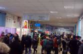 На междугороднем автовокзале в Николаеве скопилось большое количество людей