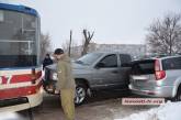 В Николаеве водитель едва не лишился рук, пытаясь вытащить застрявший автомобиль с помощью трамвая