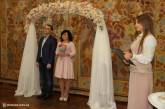 "Брак за сутки" в Николаеве: мэр и депутаты поздравили молодоженов