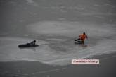 В Николаеве спасатели с риском для жизни вытащили из реки любителя покататься по льду