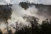 В США рухнула самая высокая плотина — объявлена эвакуация