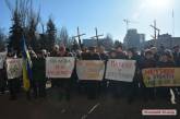 Жители Николаева с могильными крестами вышли к горсовету - протестуют против кладбища 