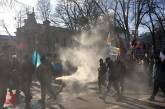 Сторонники блокады оккупированных территорий атаковали офис Киевэнерго и пришли под АП напомнить об Ахметове