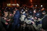 В Киеве под администрацией президента произошли столкновения протестующих с полицией
