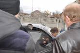 В Николаеве пара напала на таксиста, ранила его и пыталась угнать автомобиль: им грозит до 10 лет тюрьмы