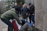 В Николаеве произошла потасовка у памятника героям-ольшанцам