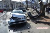 В центре Николаева столкнулись «Киа» и «ВАЗ» - один автомобиль перевернулся на крышу