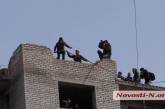 Николаевские роупджамперы рискуют жизнью, прыгая со «смертельной» девятиэтажки