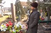 На Николаевщине девочка из неблагополучной семьи ела то, что оставляют на могилах