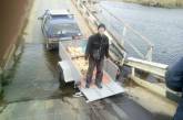 На Николаевщине из-за перегрузов вновь тонет понтонный мост