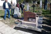 На Закарпатье неизвестные вандалы разгромили памятник полковнику армии УНР Аркасу