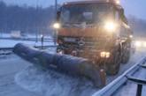 5 посыпочных и 2 погрузочных машины продолжают чистить магистральные дороги и мосты Николаева 