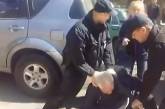 В Николаеве полицейские заломали пенсионера, перекрывшего движение на дороге