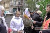 Верующие освящают паски у главного православного храма Николаева