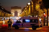 Людей эвакуируют с Елисейских Полей в Париже- преступник расстрелял полицейских
