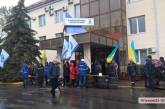 В Николаеве протестующие принесли шины под администрацию морпорта