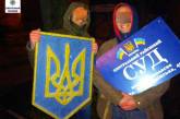 В Николаеве двое мужчин своровали со здания Центрального суда табличку и Герб Украины