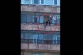 В сети появилось жуткое видео, на котором мать выбросила свою дочь с 9 этажа. 18+