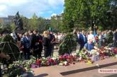 В Николаеве ко Дню Победы возложили цветы к Мемориалу героев-ольшанцев