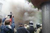 В Киеве полиция заблокировала офис ОУН: в полицейских летят дымовые шашки