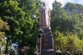 В Киеве облили краской памятник освободителю города генералу Ватутину